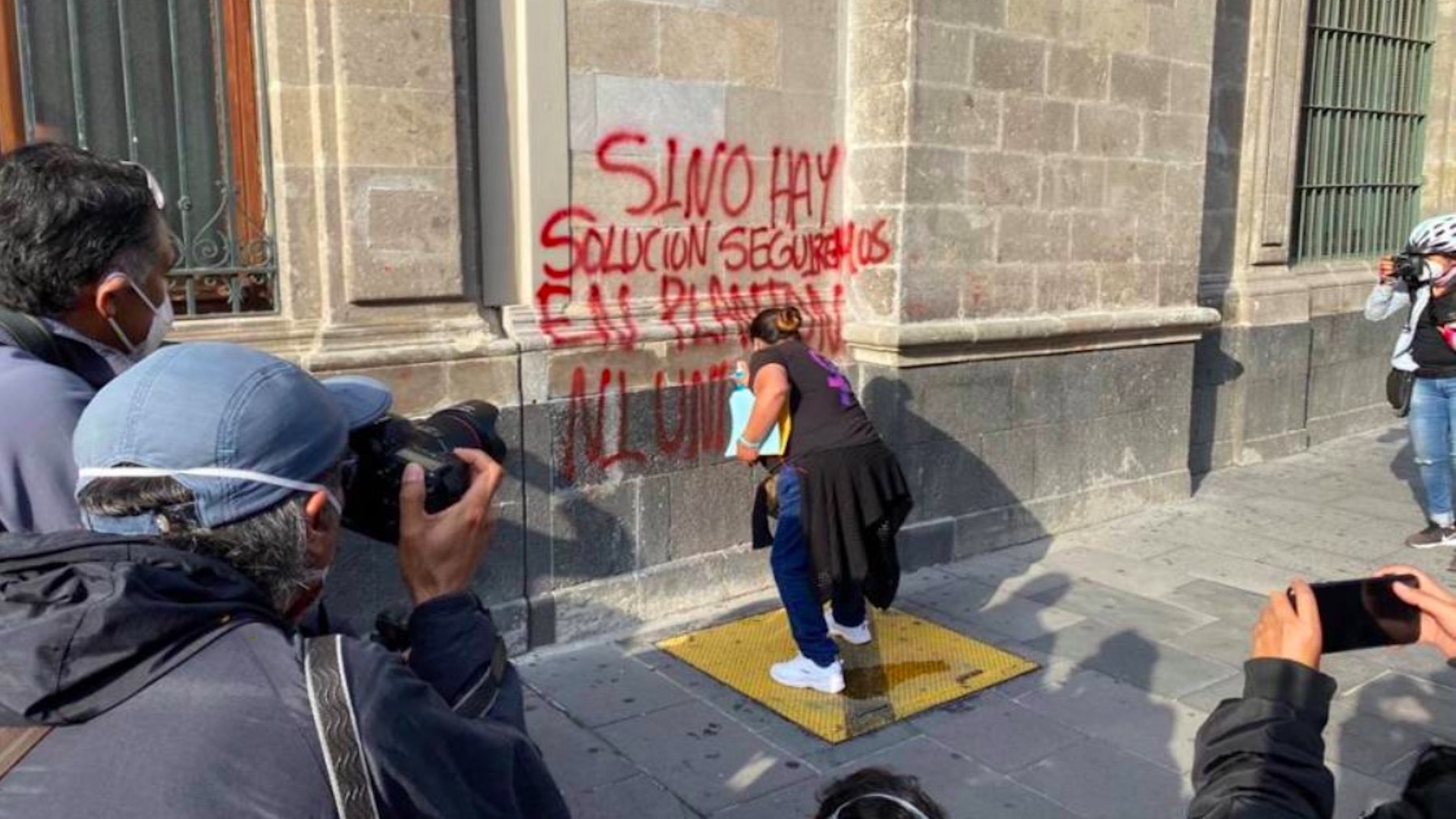 #Video Mujeres encapuchadas realizan pintas en Palacio Nacional
