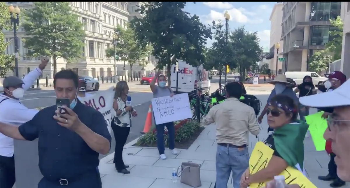 #Video Manifestantes acosan a reportera de Grupo Fórmula afuera de la Casa Blanca