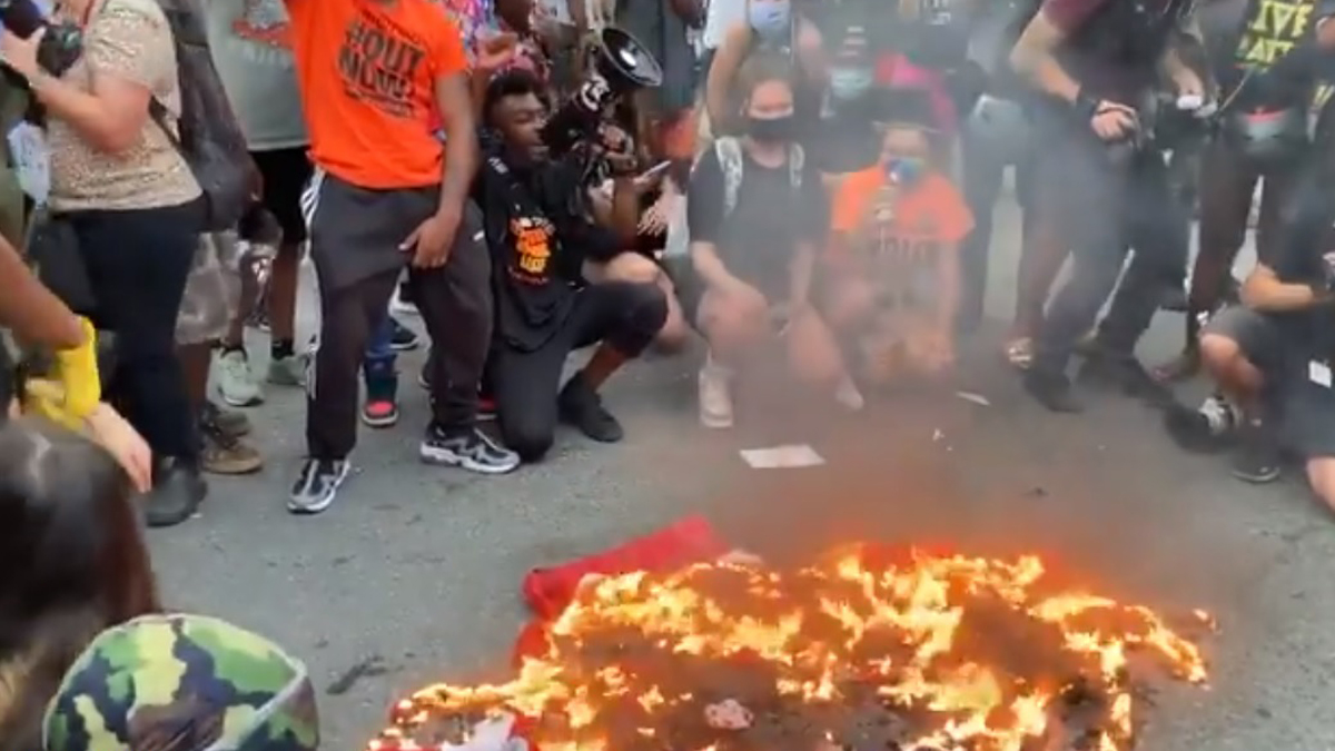 Queman banderas y derriban estatua de Colón en protestas de EE.UU.