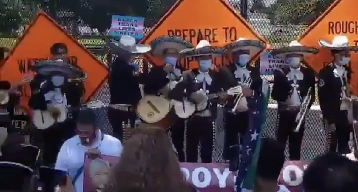 #Video Mexicanos cantan y bailan al son del mariachi afuera de la Casa Blanca por visita de AMLO