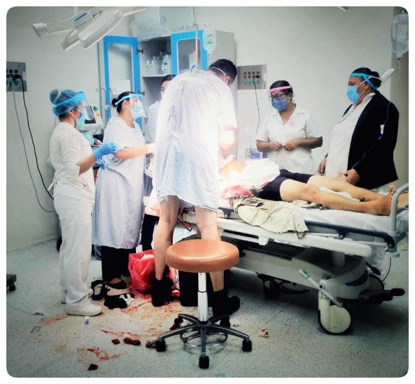 Médico se levanta de camilla para atender a marino herido en Tabasco - medico-atiende-a-paciente-en-tabasco2