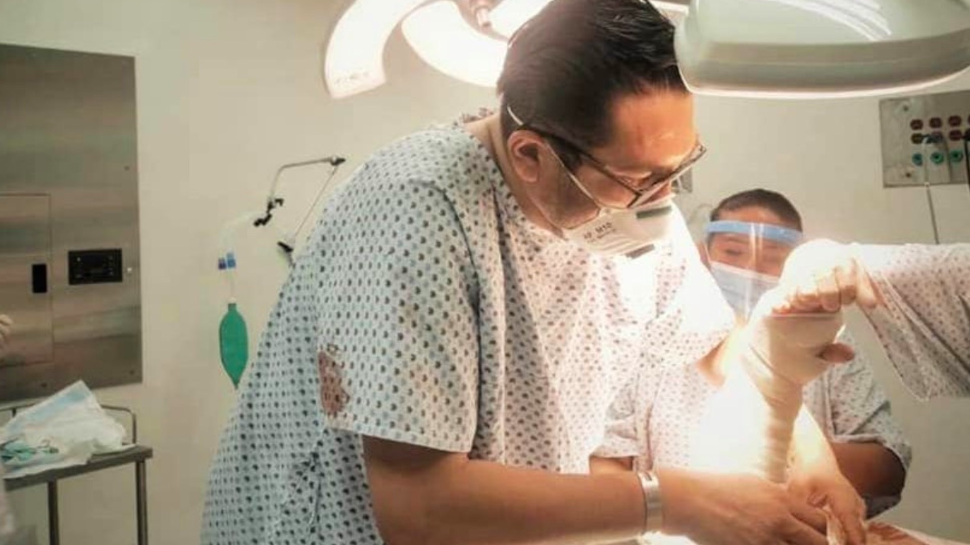 Médico se levanta de camilla para atender a marino herido en Tabasco