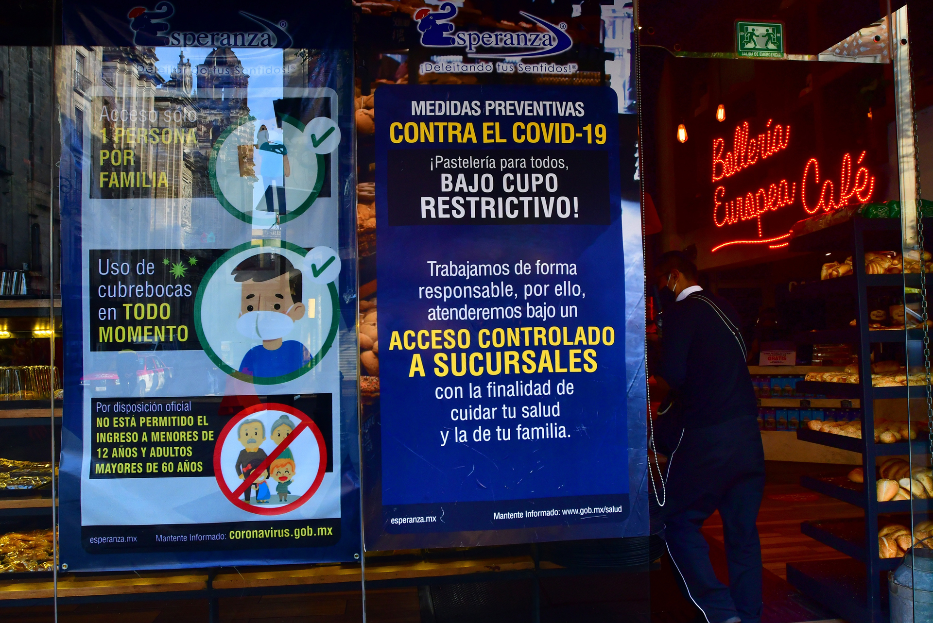 Restaurantes en Ciudad de México reabren con área de aislamiento COVID-19 - medidas-sanitarias-de-panaderia-en-la-ciudad-de-mexico