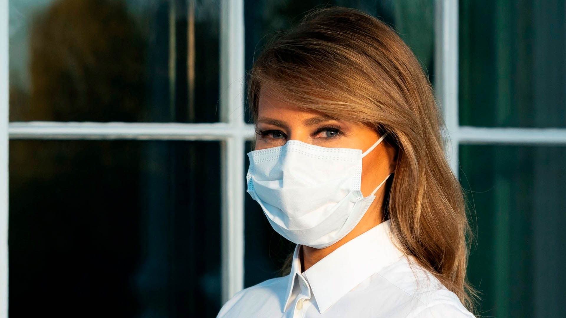 Melania Trump llama al uso de cubrebocas pese a escepticismo de su esposo