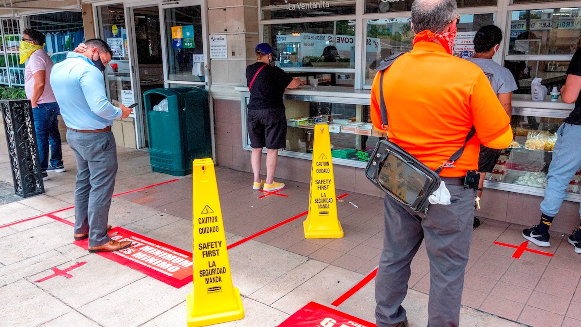 Miami Beach impone toque de queda