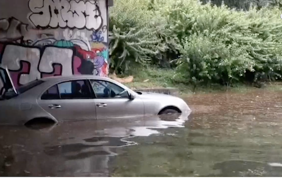 Milán sufre daños por inundaciones tras el desbordamiento de un río