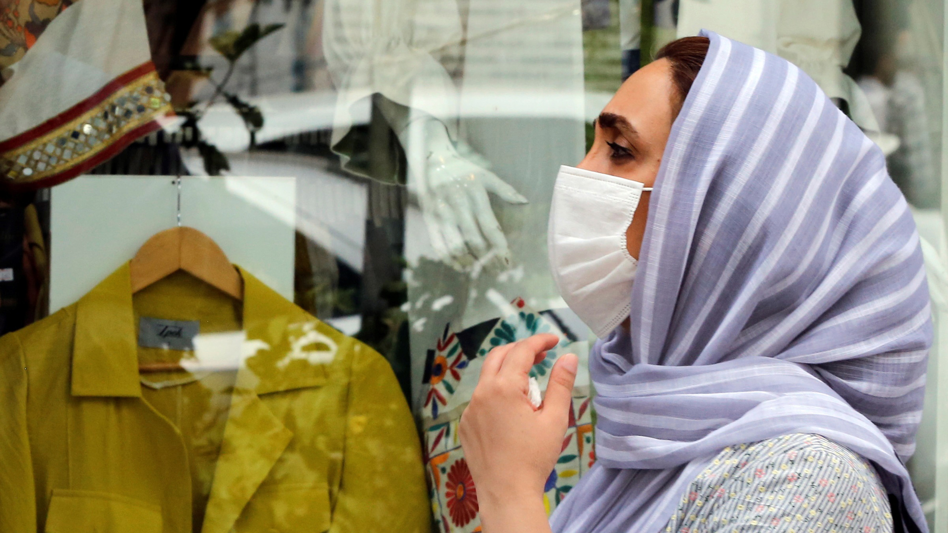 Irán obliga al uso de cubrebocas ante aumento de casos de COVID-19 - mujer-con-cubrebocas-al-pasear-por-calles-de-iran