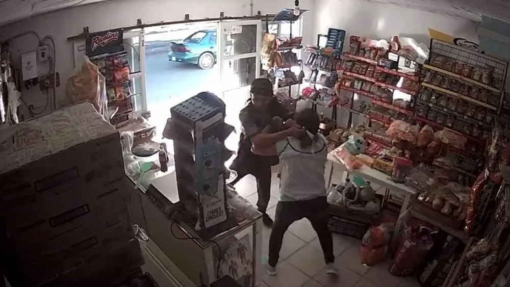 #Video Mujer enfrenta a ladrón armado y frustra asalto en tienda