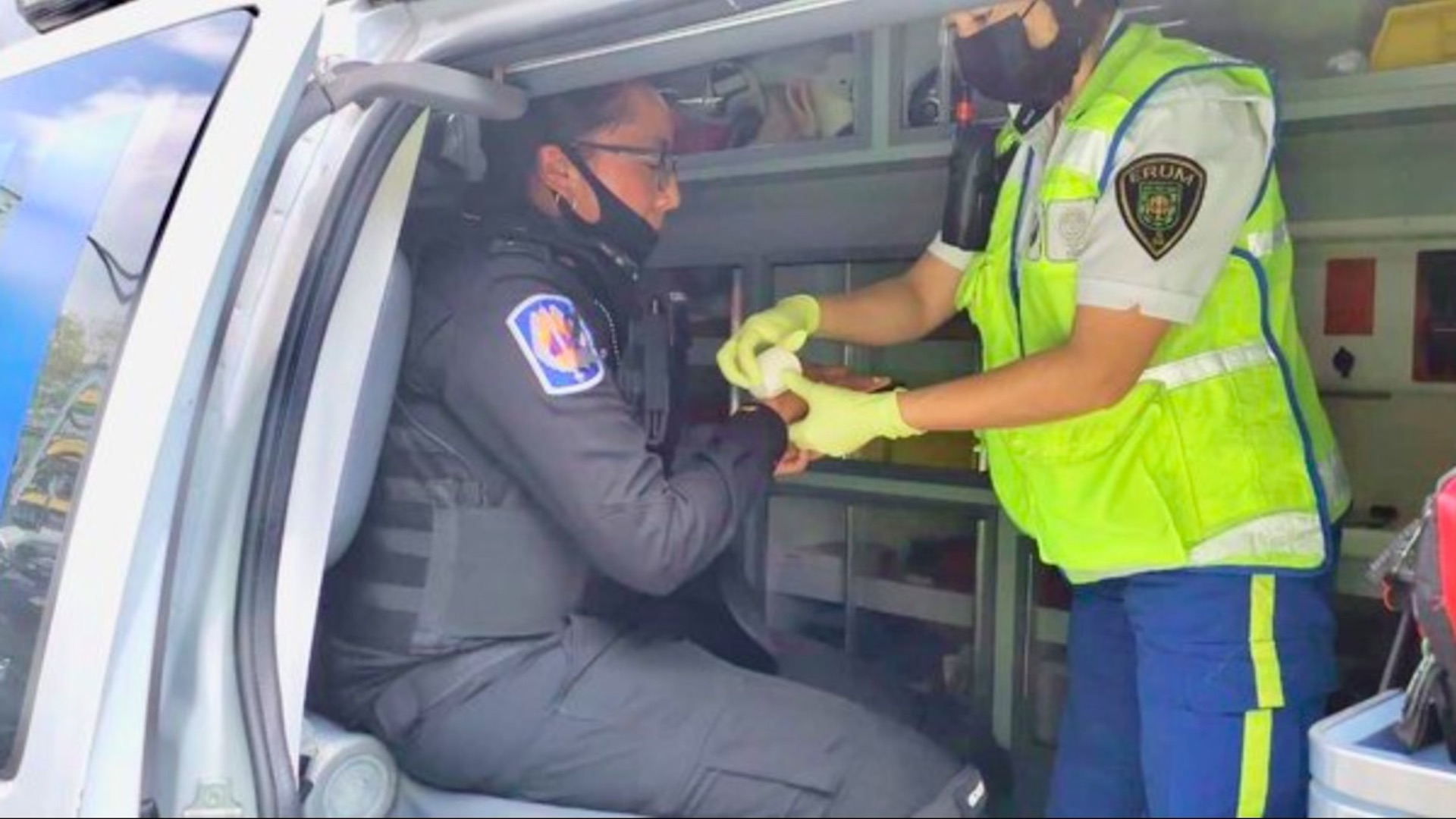Mujer policía sufre fractura de mano por martillazo durante marcha feminista