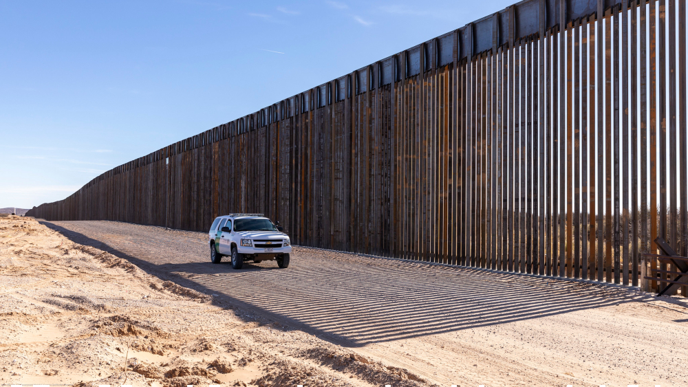 Biden pide al Tribunal Supremo cancelar demandas sobre el muro y el asilo