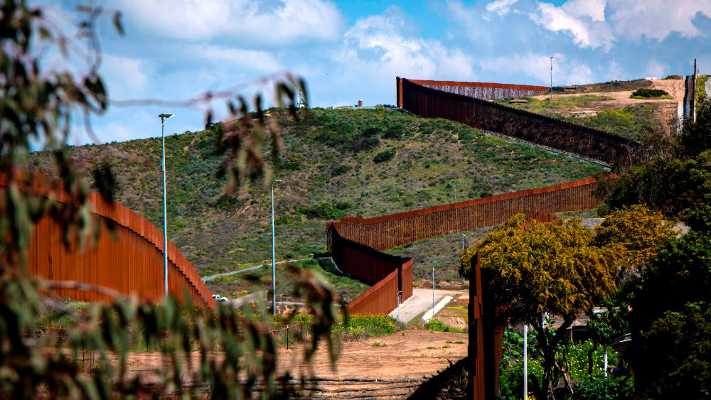 Piden en EE.UU. detener el muro tras informe oficial que cuestiona su utilidad