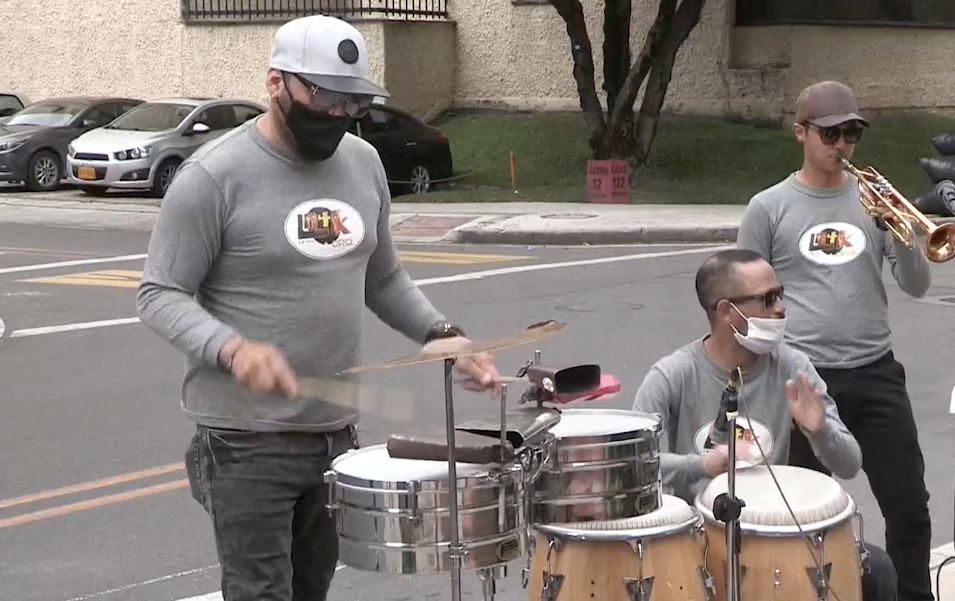 Músicos se adaptan a la “nueva normalidad” y alegran las calles Músicos se adaptan a la “nueva normalidad” y alegran las calles
