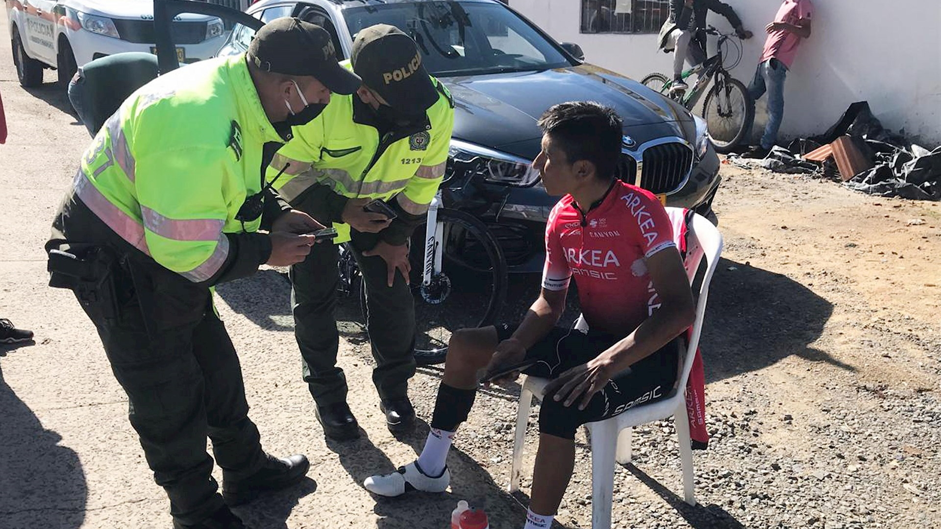 Ciclista Nairo Quintana ileso tras ser atropellado en Boyacá