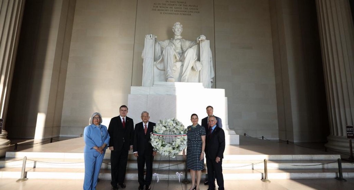 Fallaron los pronósticos; no nos peleamos, somos amigos: López Obrador a Trump - ofrenda-floral-abraham-lincoln