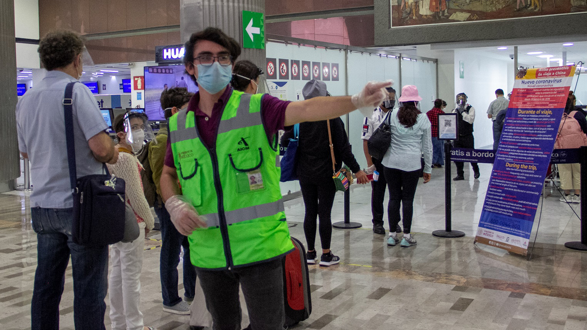 AICM aplica programa de sana distancia para prevenir el coronavirus - orientador-sobre-medidas-sanitarias-contra-el-covid-19-en-el-aicm