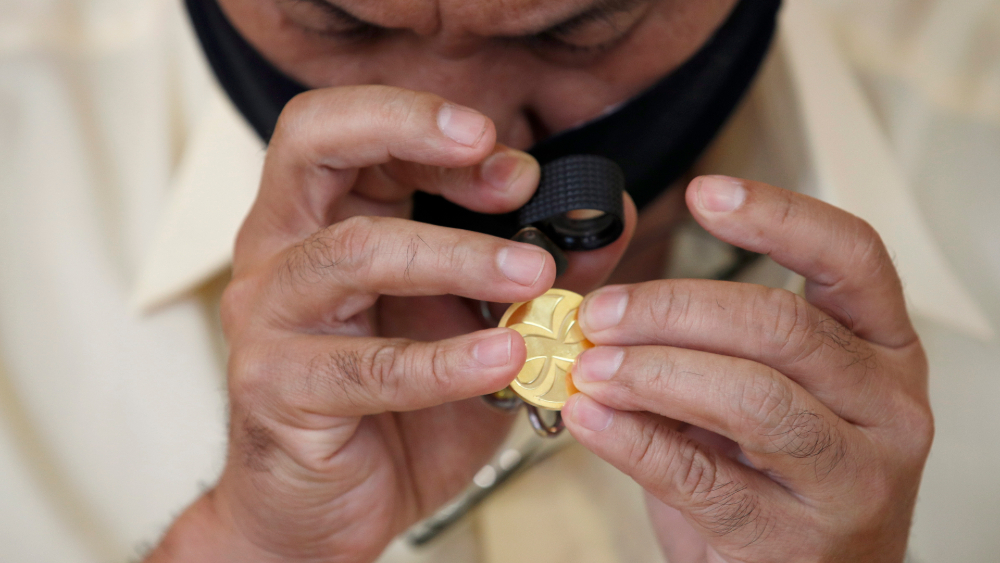 El oro sube a mil 883 dólares y se acerca a sus máximos históricos