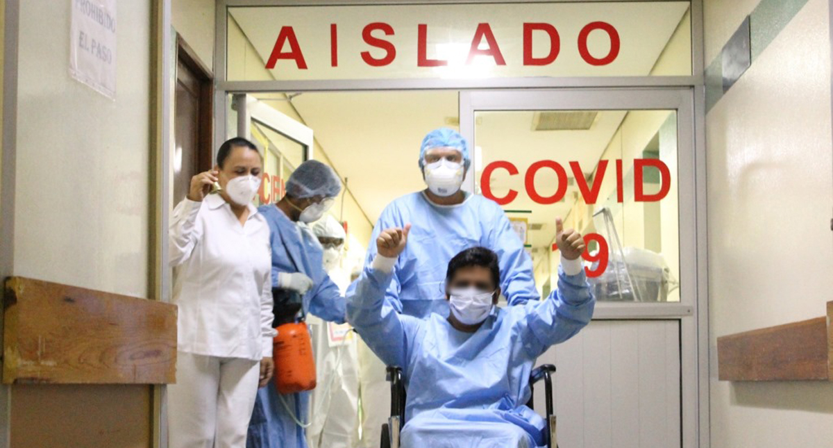 Paciente de COVID-19 vence la muerte tras sufrir sangrado pulmonar e insuficiencia renal