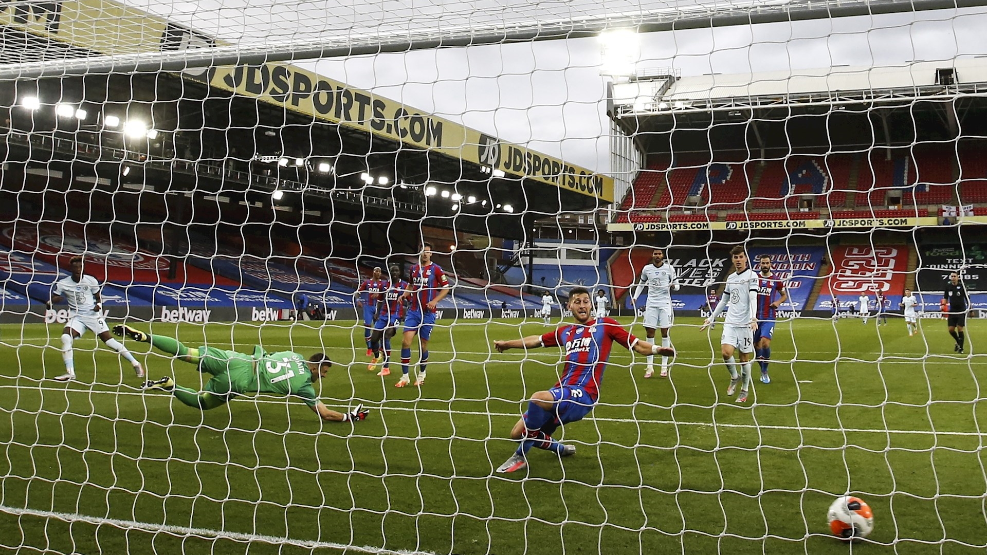 Chelsea resiste al Palace y continúa en la pugna por la Champions