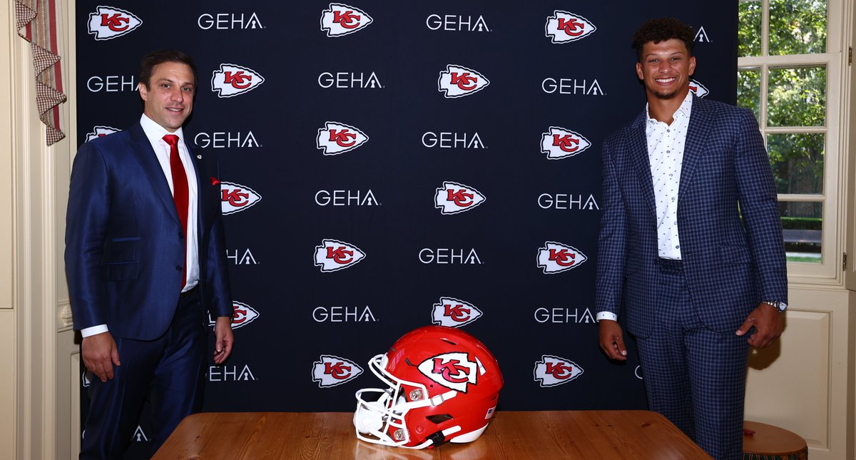 Patrick Mahomes renueva contrato por 10 años con Chiefs