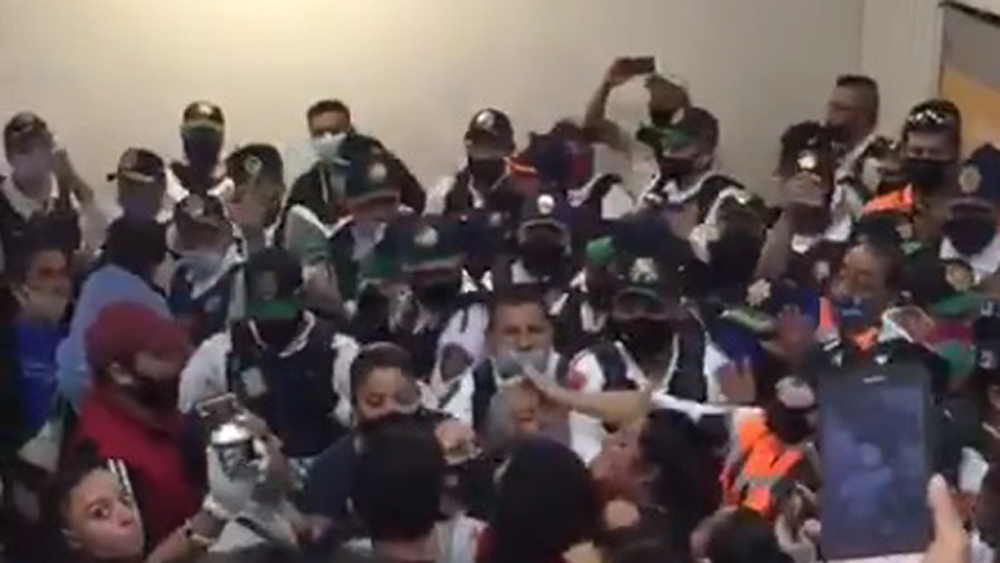 #Video Policías y comerciantes se enfrentan en Metro de la Ciudad de México