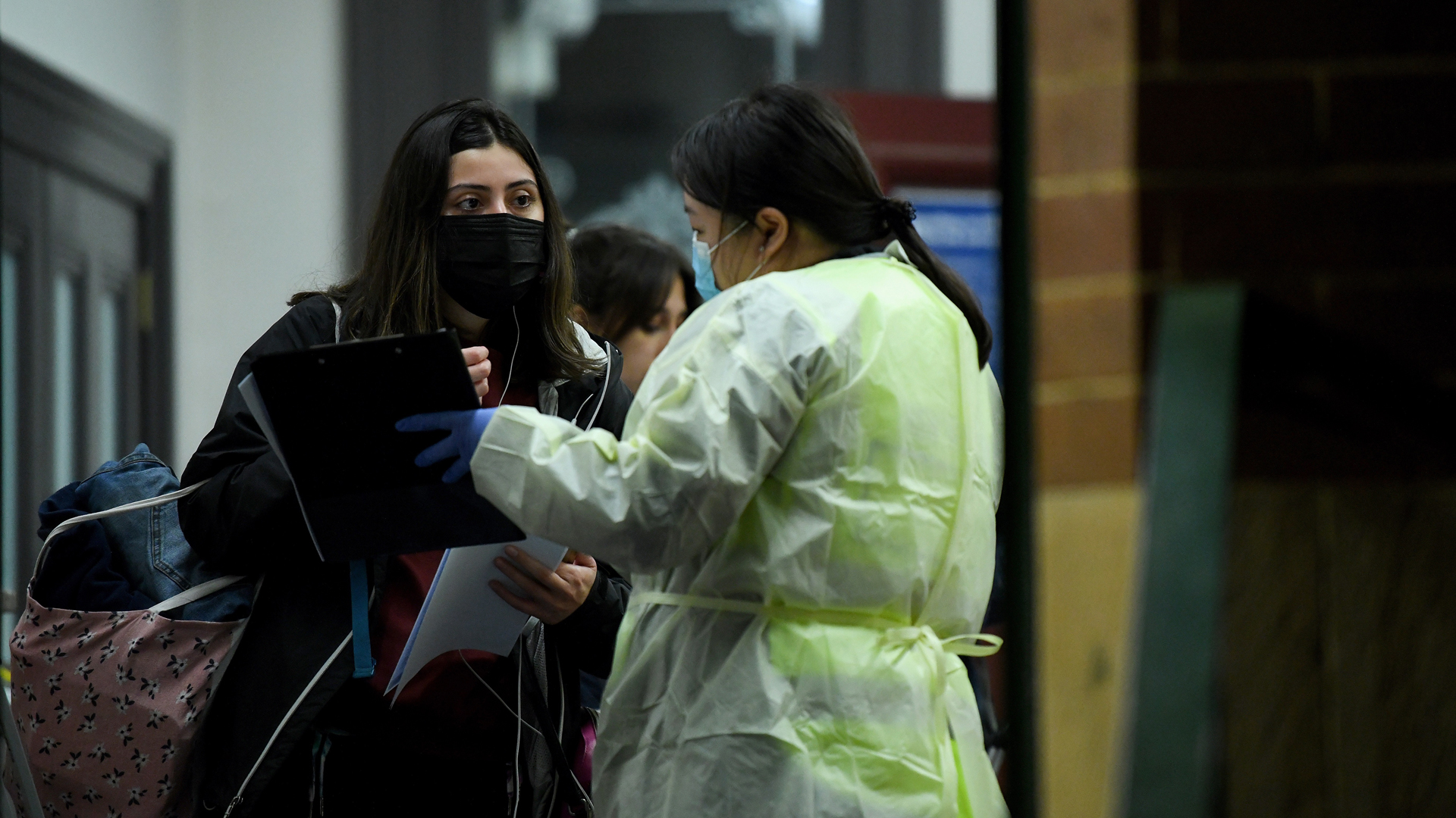 Diez mil australianos rechazan prueba de COVID-19 por teorías de conspiración