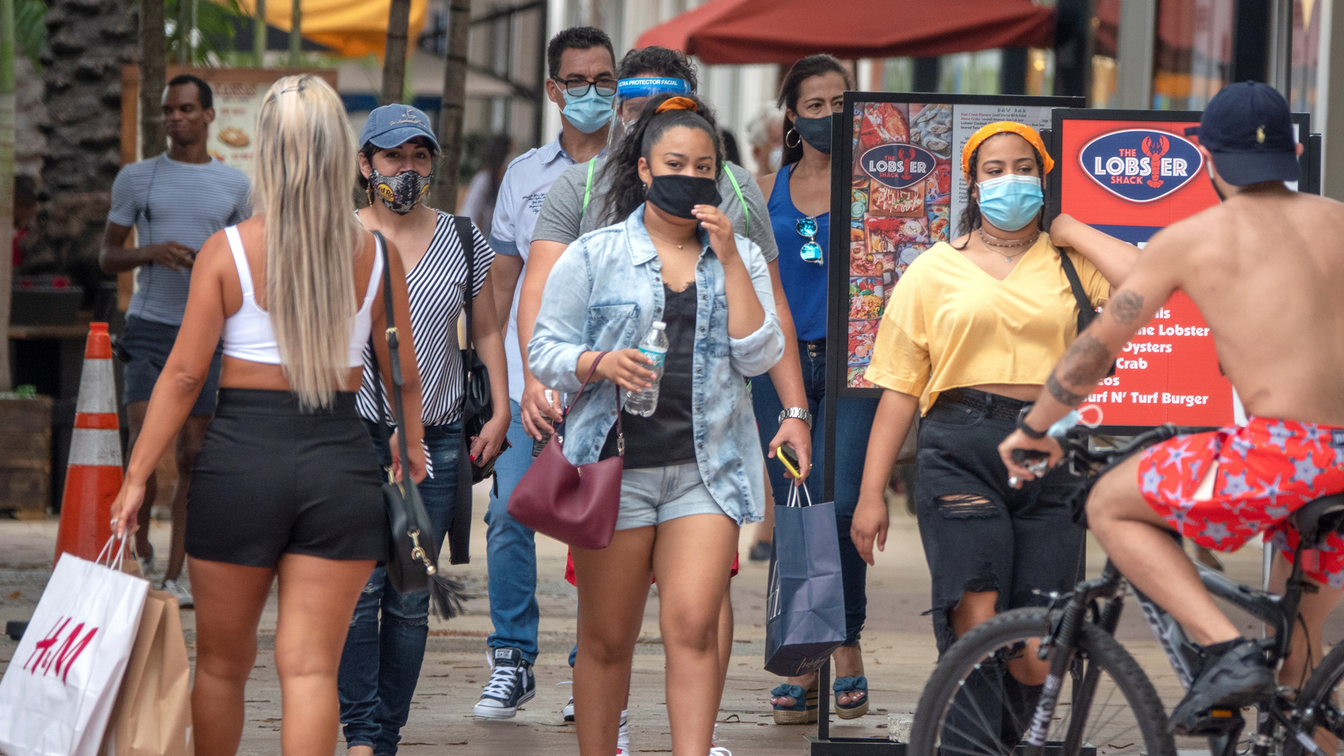 Proyecta IHME casi 139 mil muertes por COVID-19 en México para fin de año - personas-en-miami-florida