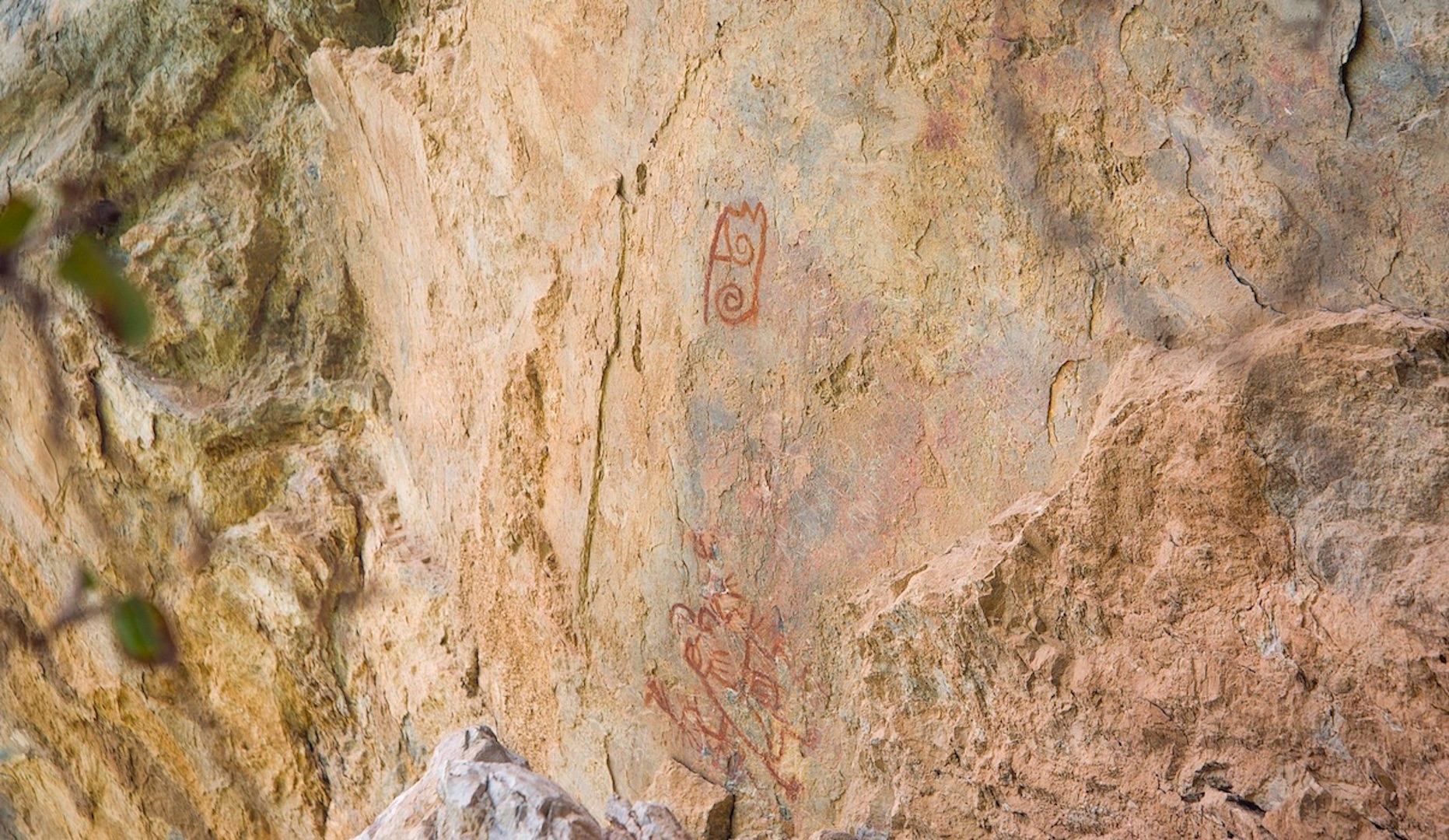 Tras sismo magnitud 7.5, descubren pinturas rupestres en Oaxaca