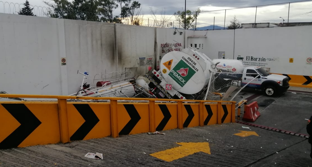 Vuelca pipa de Pemex en la Álvaro Obregón Vuelca pipa de Pemex en la Álvaro Obregón