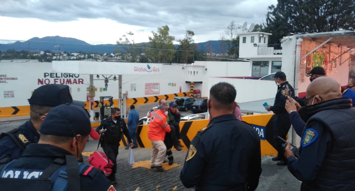 Vuelca pipa de Pemex en la Álvaro Obregón - pipa-gas-accidente-alvaro-obregon-4