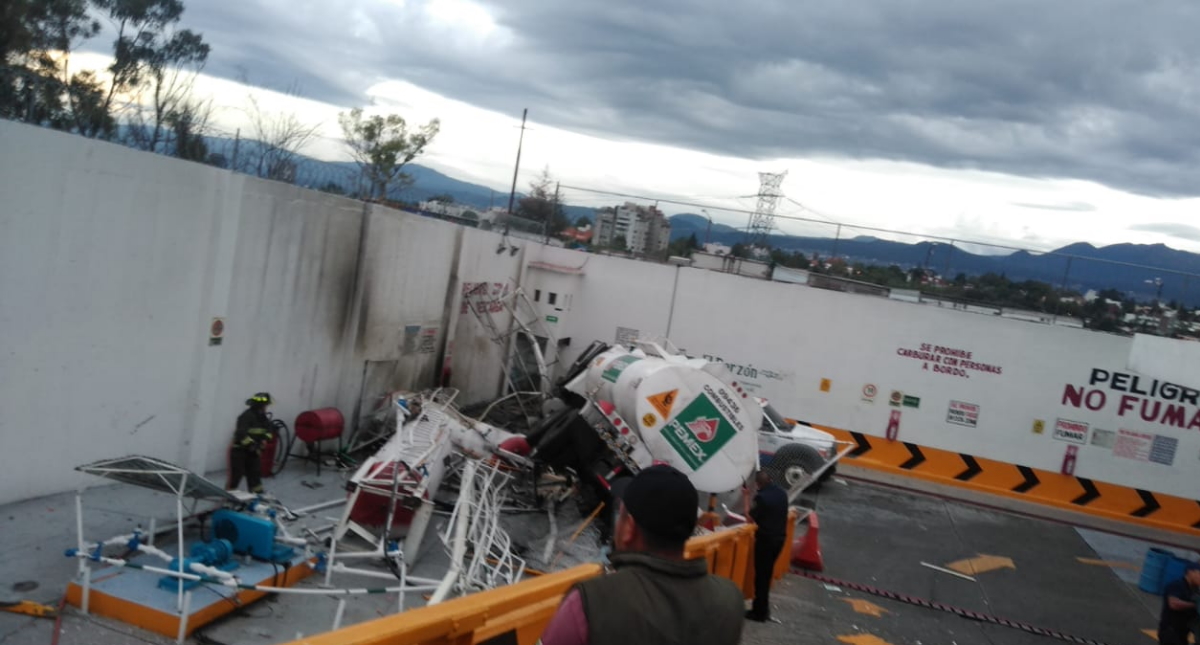 Vuelca pipa de Pemex en la Álvaro Obregón - pipa-gas-accidente-alvaro-obregon-5