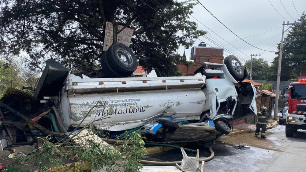 Volcadura de pipa en Tlalpan deja siete lesionados