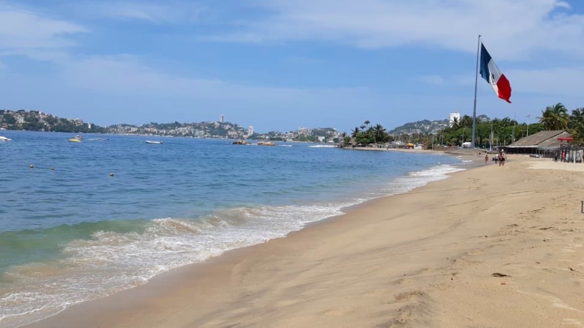 Tras tres meses cerradas, reabren playas de Acapulco