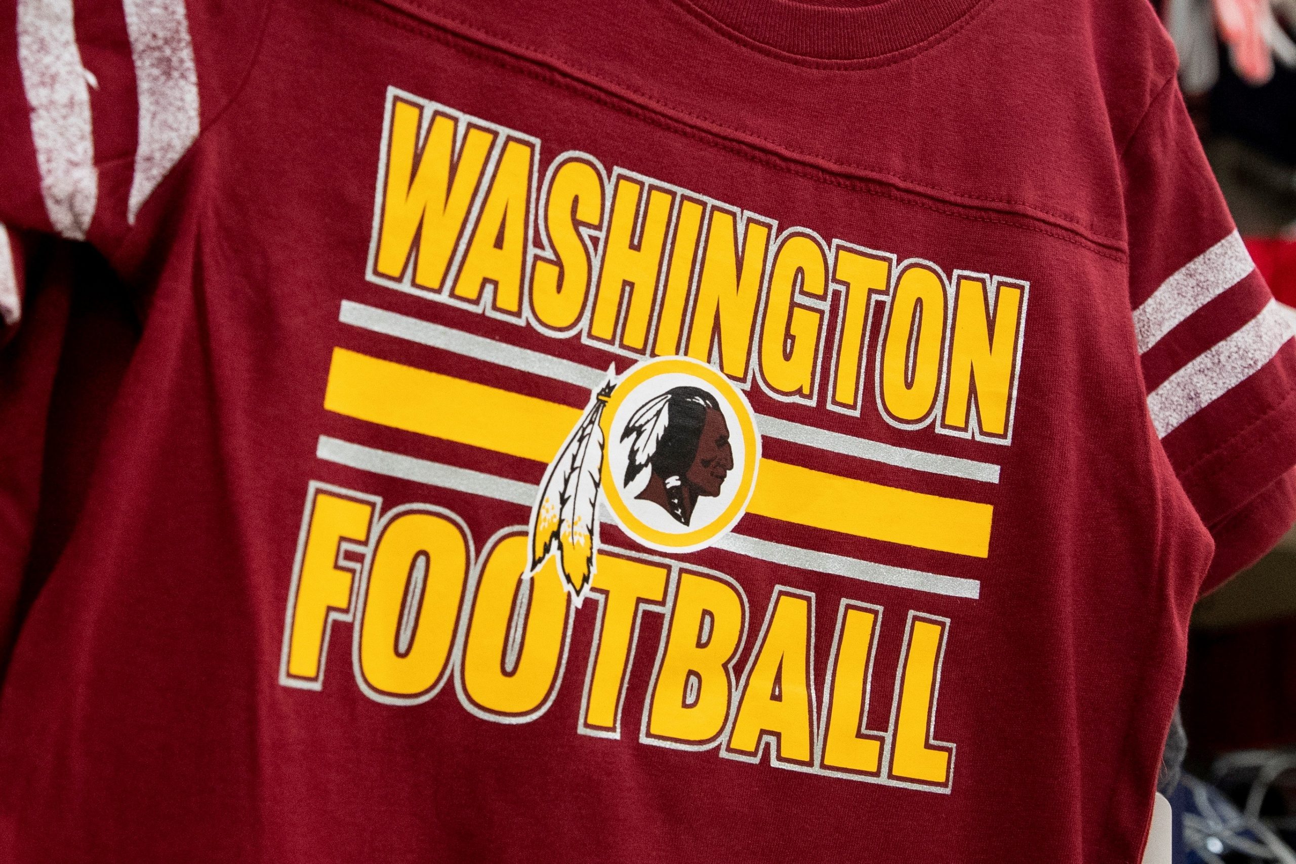 Redskins anuncia retiro del nombre y logotipo del equipo - playera-de-los-redskins-2-scaled