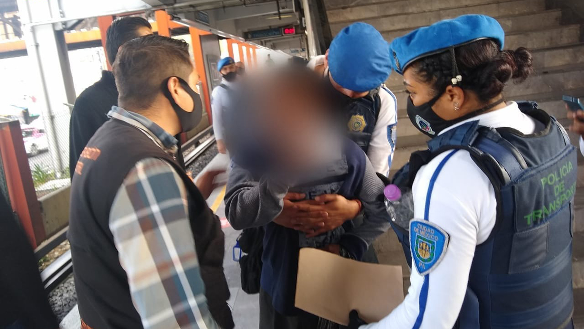Policías salvan del suicidio a anciano en Metro de la Ciudad de México