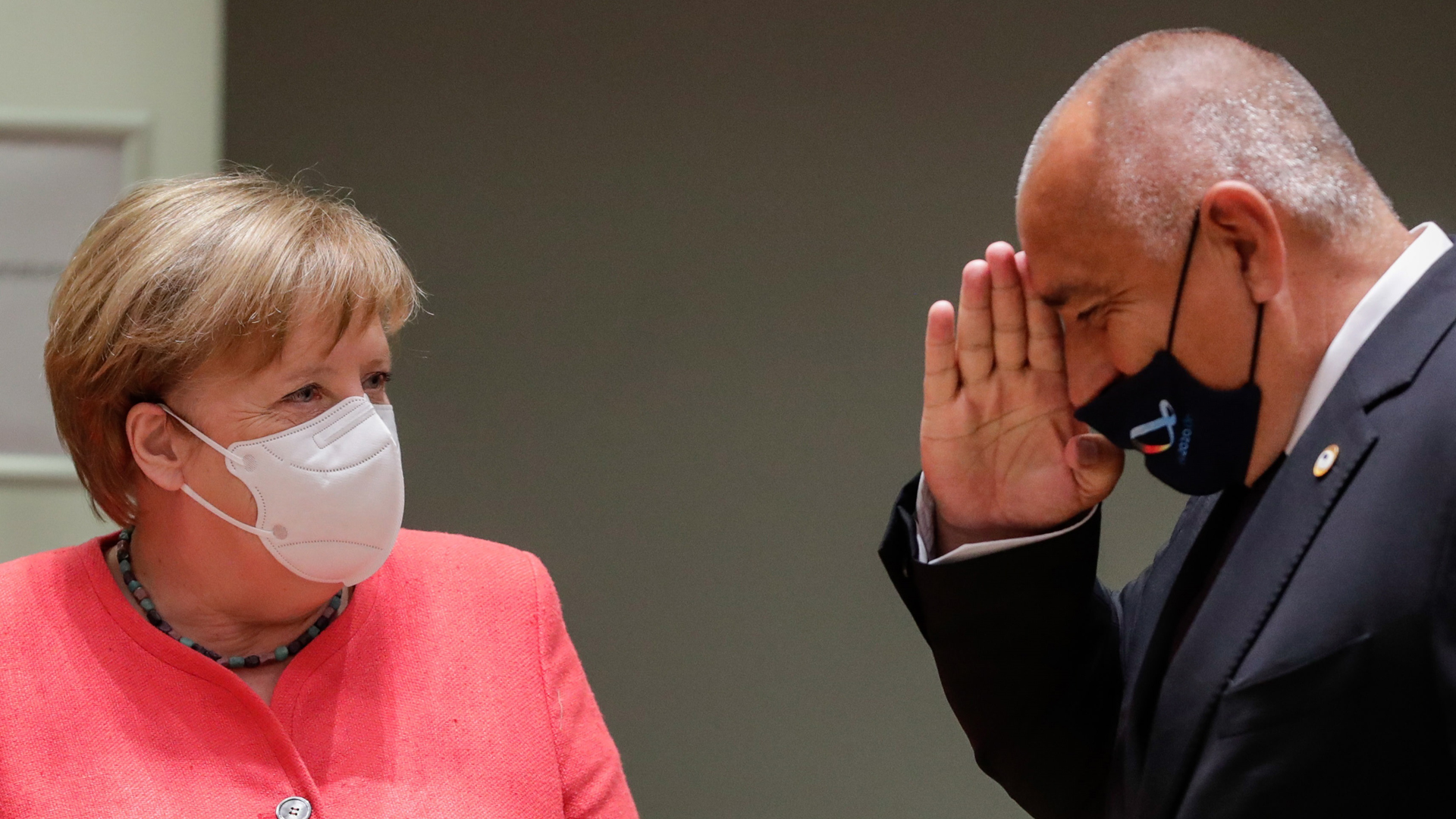 Angela Merkel corrige a primer ministro de Bulgaria en uso de cubrebocas - primer-ministro-de-bulgaria-tras-seguir-indicacion-de-angela-merkel