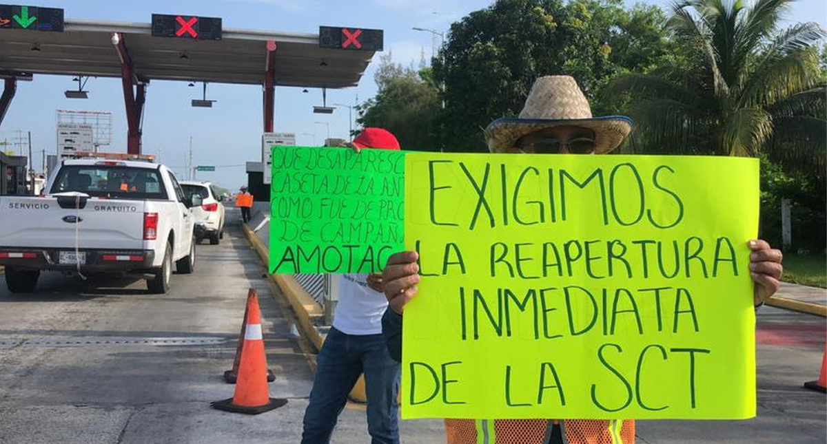 Transportistas bloquean carreteras de Veracruz; denuncian extorsiones de oficiales de tránsito