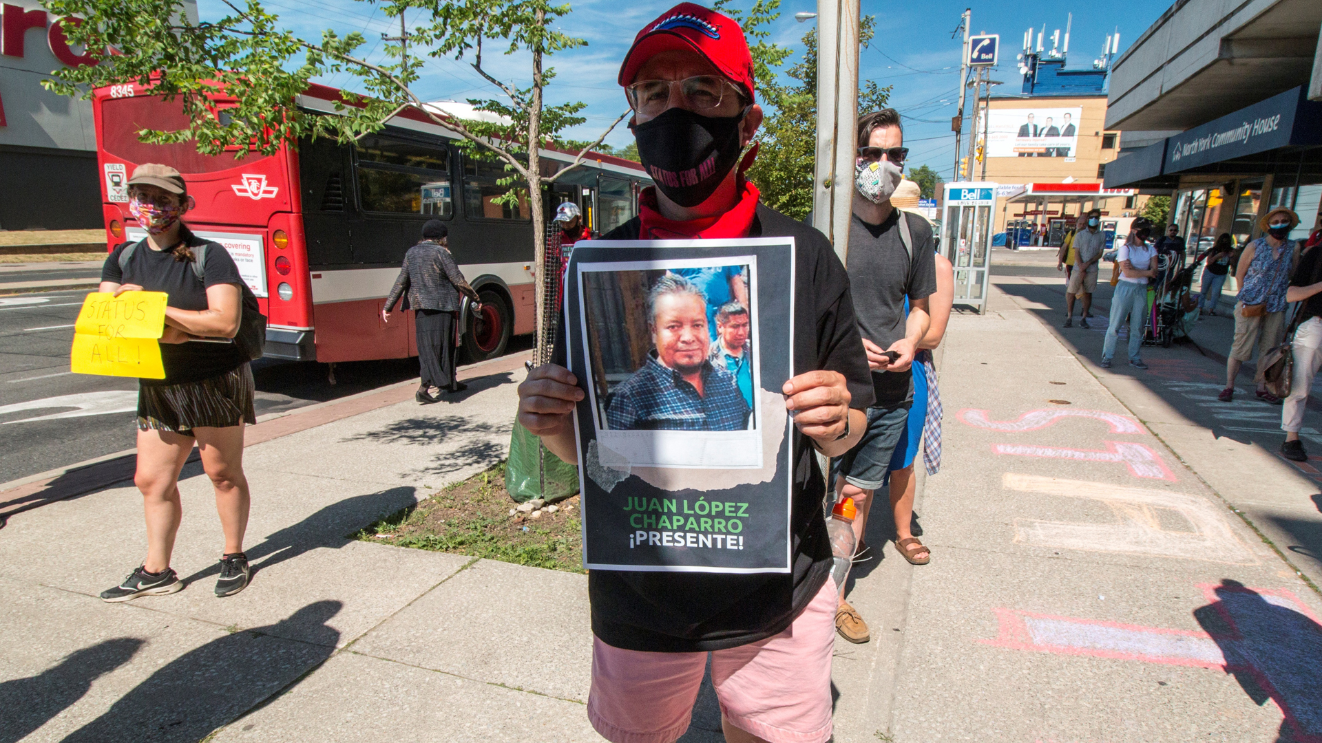 Canadá destinará 44 mdd para proteger del COVID-19 a jornaleros extranjeros - protesta-en-canada-contra-la-muerte-de-jornaleros-extranjeros-por-covid-19