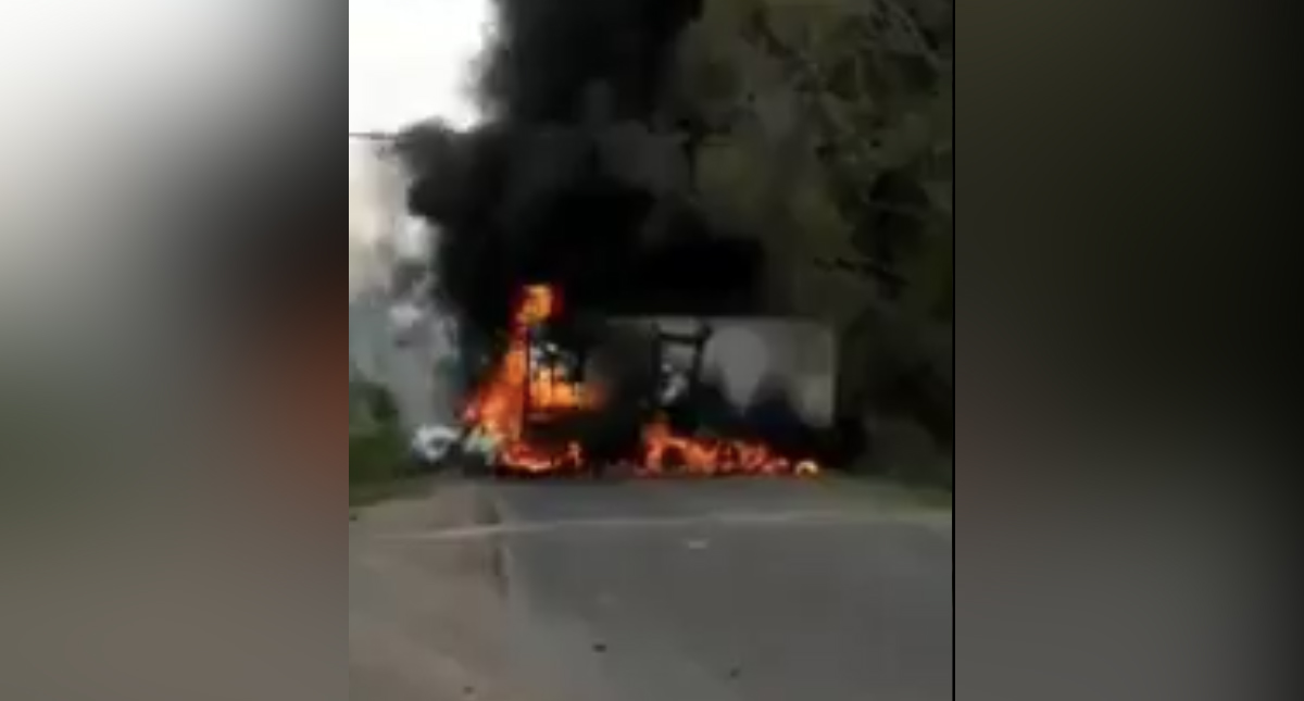 Hombres armados queman vehículos y bloquean tramos carreteros en Michoacán
