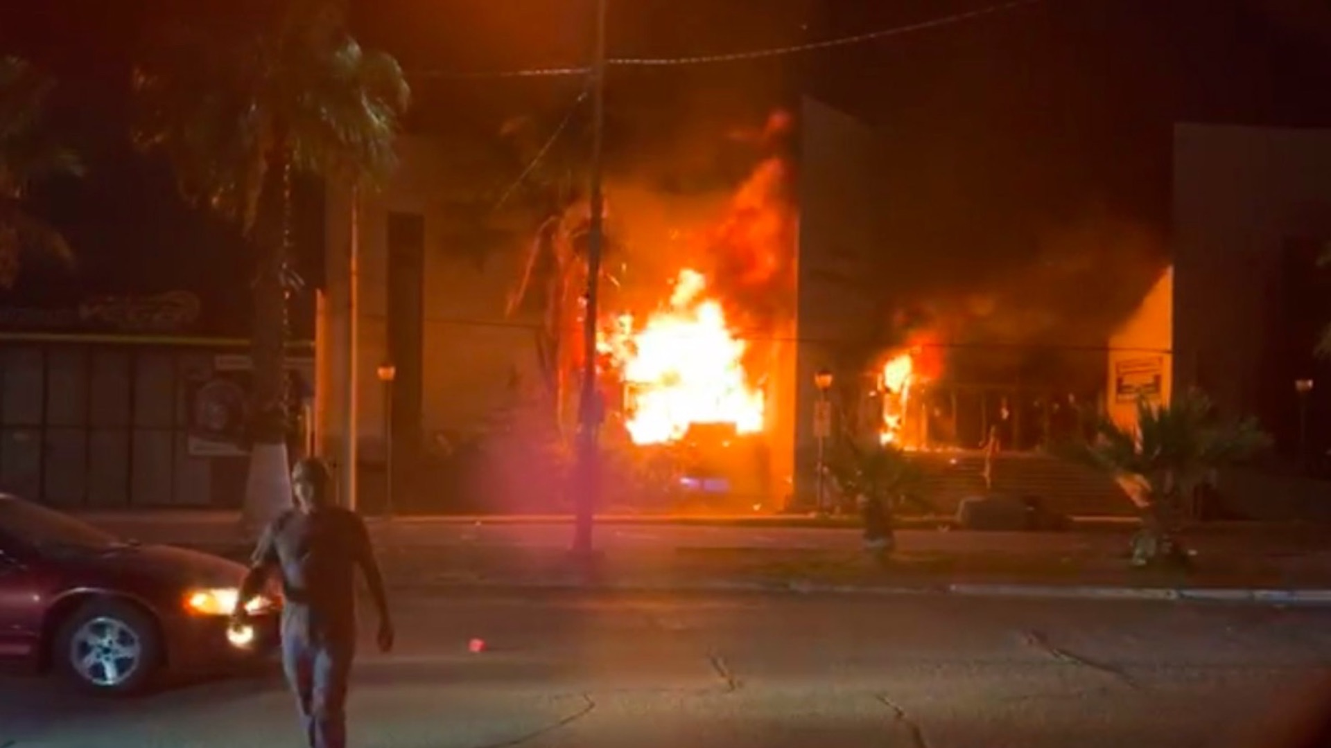 #Video Agricultores realizan quemas como protesta por extracción de agua de presa