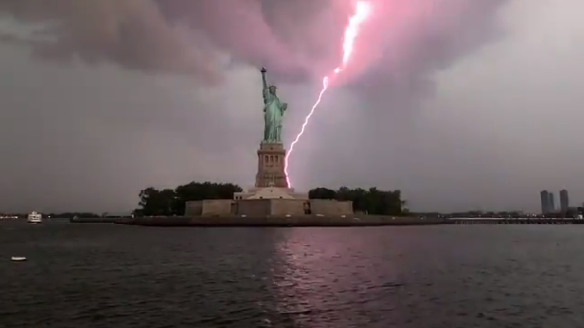 #Video Rayo impacta detrás de la Estatua de la Libertad