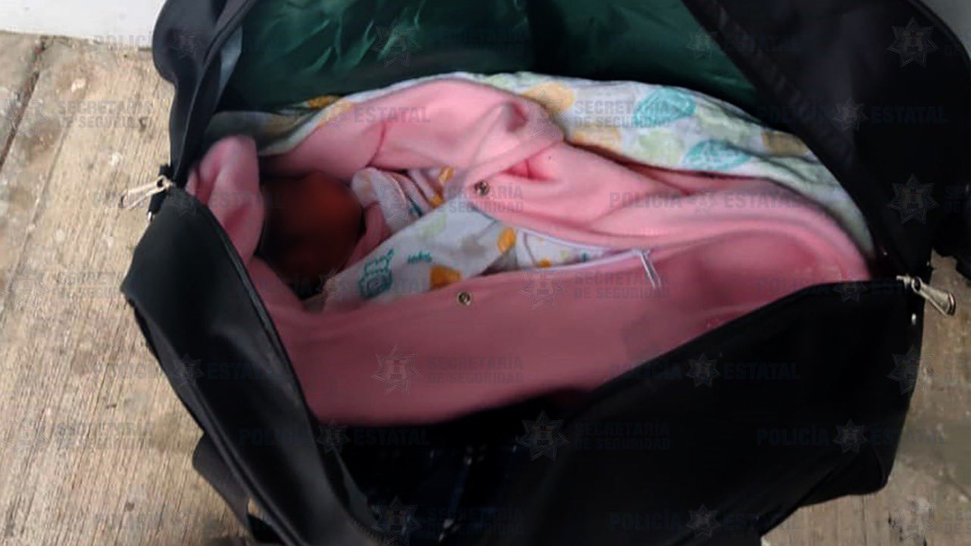 #Video Abandonan a recién nacida en centro comercial de Chalco