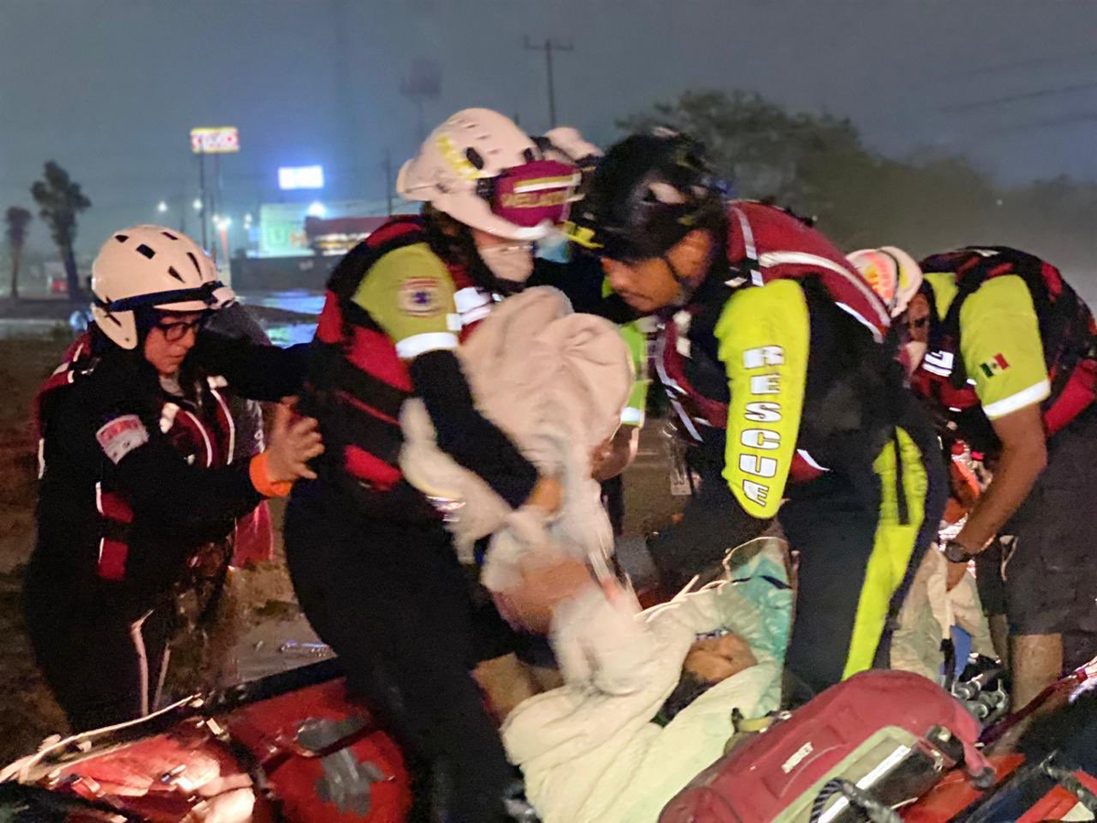 Nace bebé durante inundaciones en Nuevo León por Hanna - rescate-de-mujer-y-su-recien-nacido-en-nuevo-leon