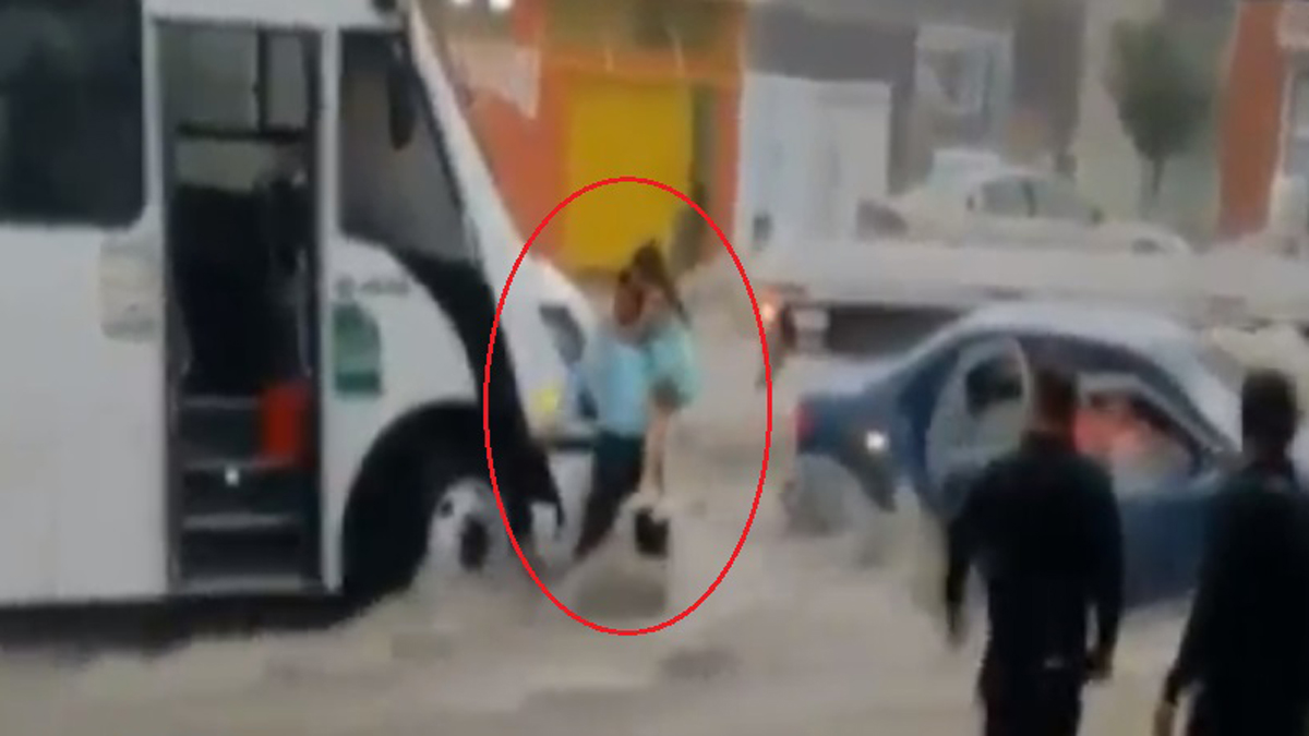 #Video Chofer rescata a niñas pequeñas de inundación en Saltillo