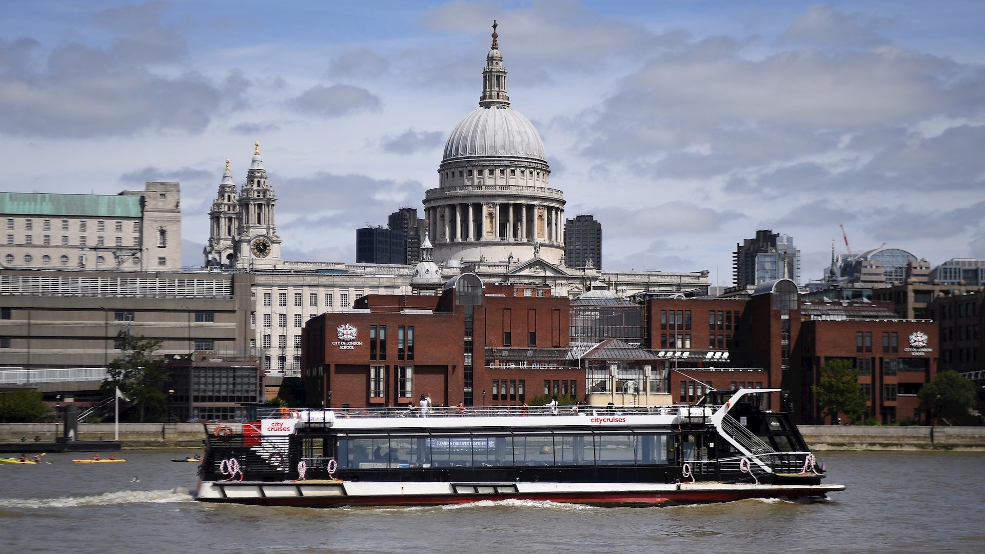 Más de 90 mil microplásticos fluyen por el Támesis cada segundo, de acuerdo con estudio Más de 90 mil microplásticos fluyen por el Támesis cada segundo, de acuerdo con estudio