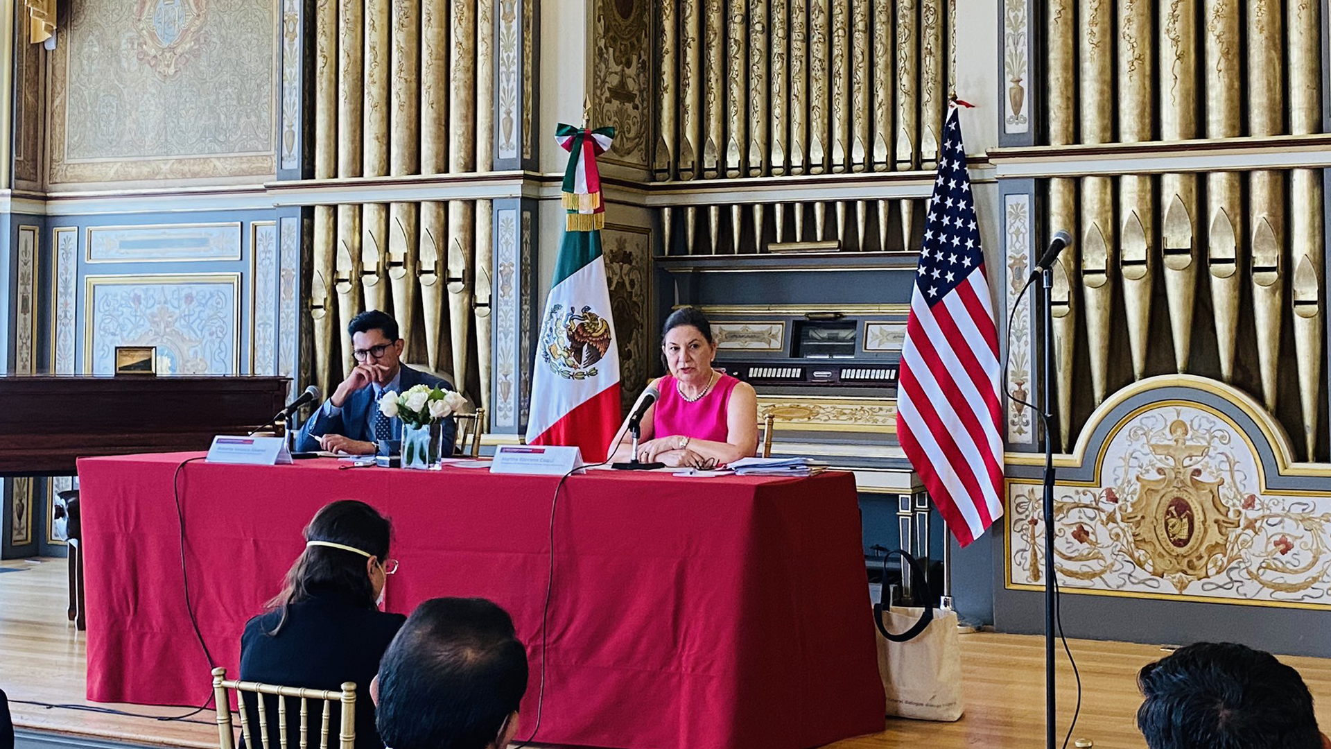 Detención de César Duarte durante visita de AMLO a EE.UU. fue coincidencia, afirma SRE - roberto-velasco-y-martha-barcena-en-conferencia-de-prensa-desde-washington