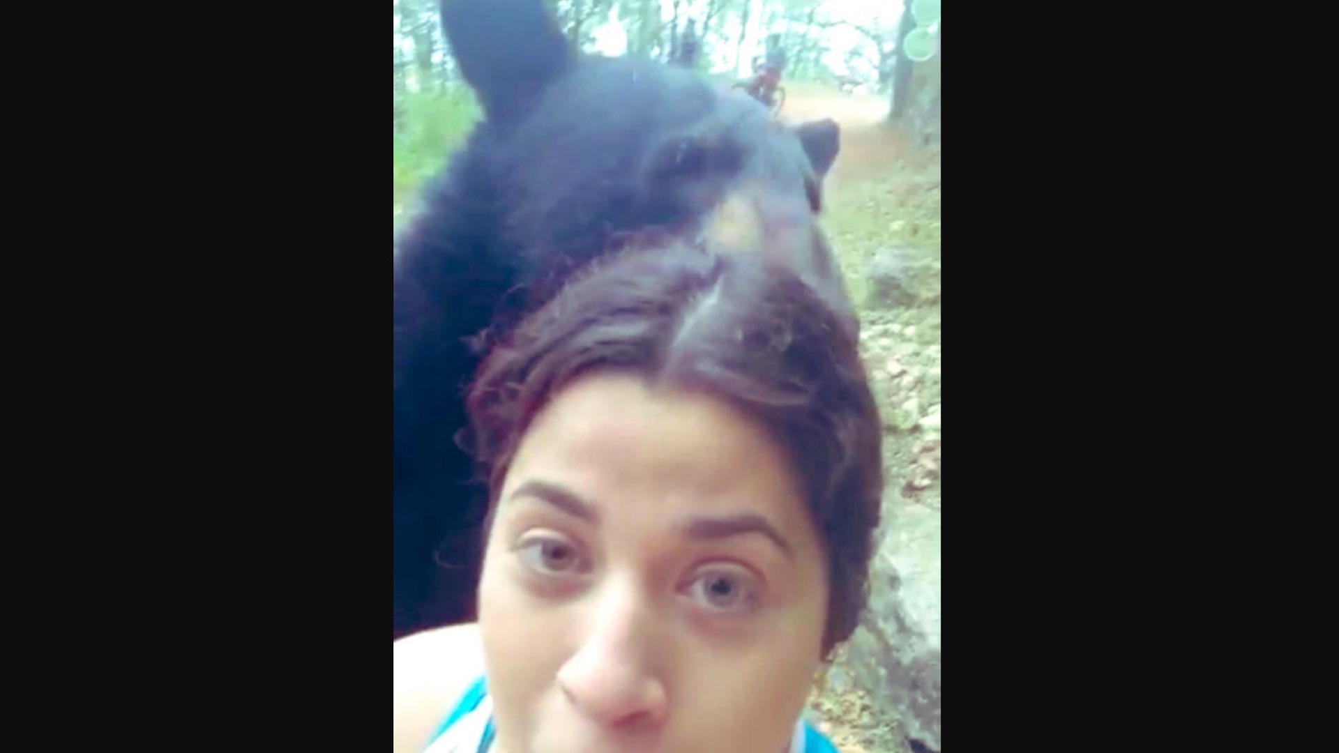 La selfie que tomó joven junto a oso en Parque Chipinque, Nuevo León