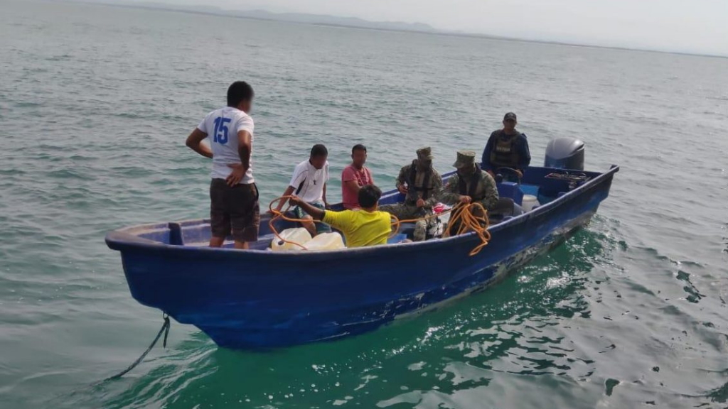 Marinos aseguran en Guerrero embarcación con más de 900 litros de combustible