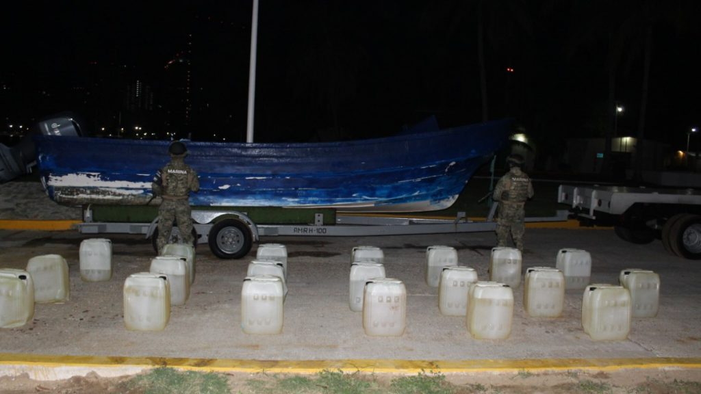 Marinos aseguran en Guerrero embarcación con más de 900 litros de combustible - semar-guerrero-detenidos-gasolina