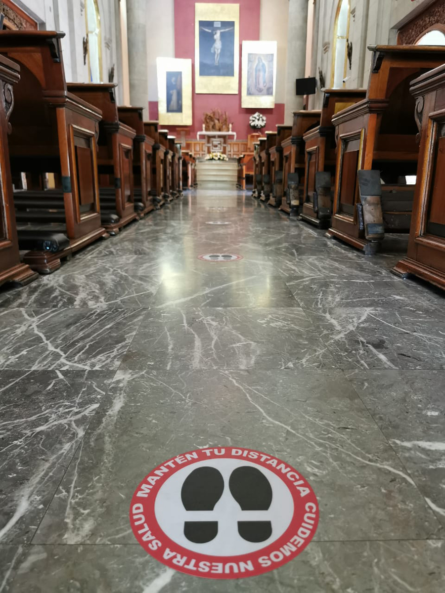 Arquidiócesis se declara lista para reabrir iglesias en México - senalamientos-para-respetar-sana-distancia-en-iglesias-de-mexico