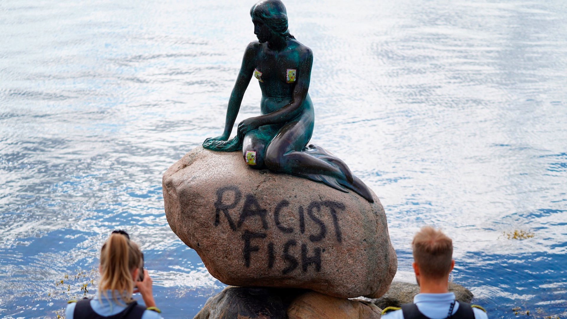 Vandalizan Sirenita de Copenhague con la leyenda “pez racista”